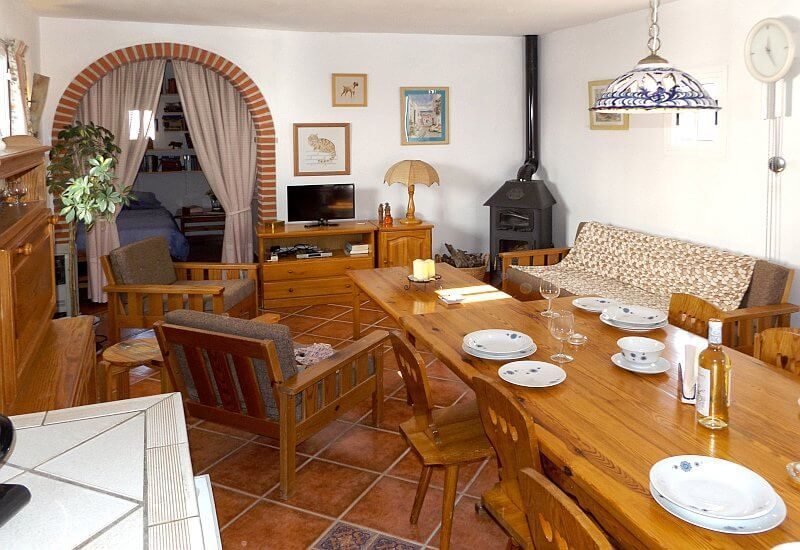 Wohn- und Esszimmer mit Holzofen in Sedella