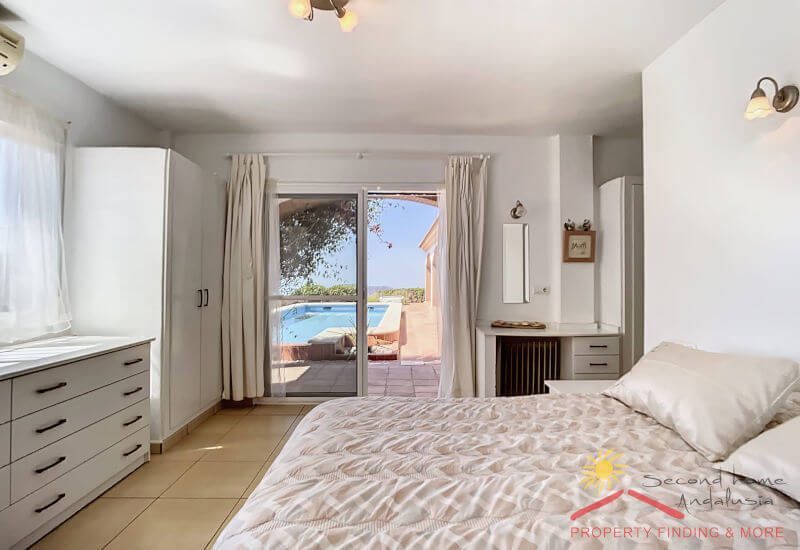 Schlafzimmer 3 mit einem großen Doppelbett mit schöner Aussicht und Zugang zur Terrasse.