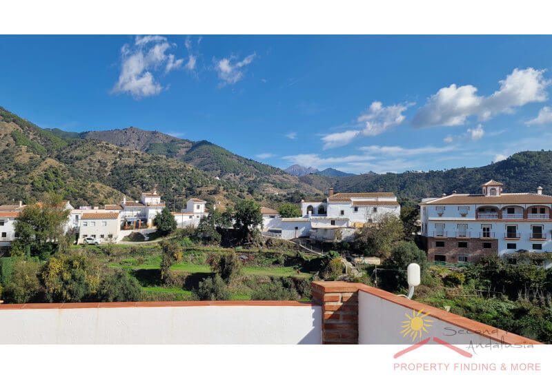 Vanaf het dakterras heb je een mooi uitzicht over het landschap van de Axarquia en Sedella.