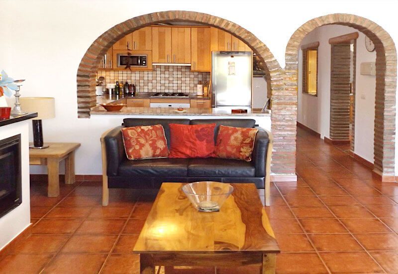 From the living room to the kitchen there is a hatch with round arch