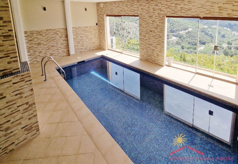 De zwembadkamer heeft twee grote ramen die een prachtig uitzicht bieden op de omgeving.