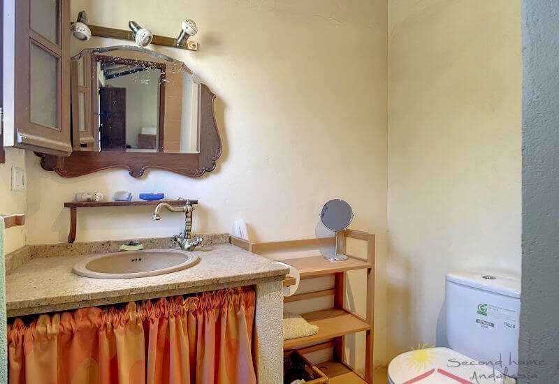 Zum 2. Schlafzimmer gehörendes Bad mit Dusche, Waschbecken und WC.