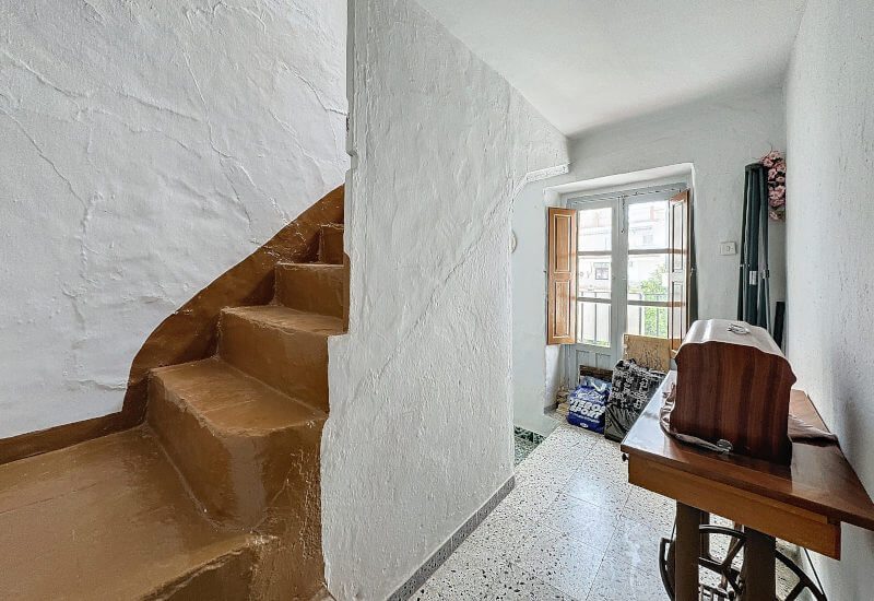 Treppenhaus im 2. Stock mit Fenster und breiter Diele