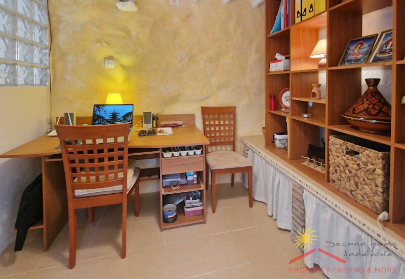 Das Büro oder Arbeitszimmer mit Platz für einen Tisch und ein Regal mit viel Platz
