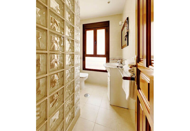 Badezimmer des Balkonzimmers mit Dusche