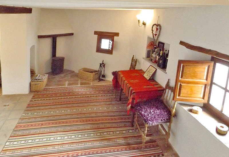 De rustieke sfeervolle studeerkamer heeft een houtkachel en twee ramen. Het kan worden omgebouwd tot een slaapkamer.