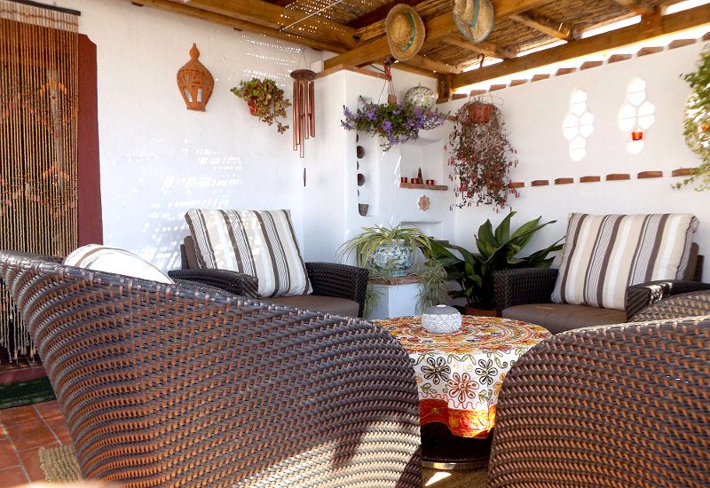 Theetijd op het bovenste terras in een gezellig hoekje.