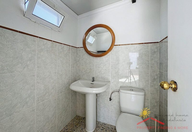 de badkamer van het appartement met douche en toilet