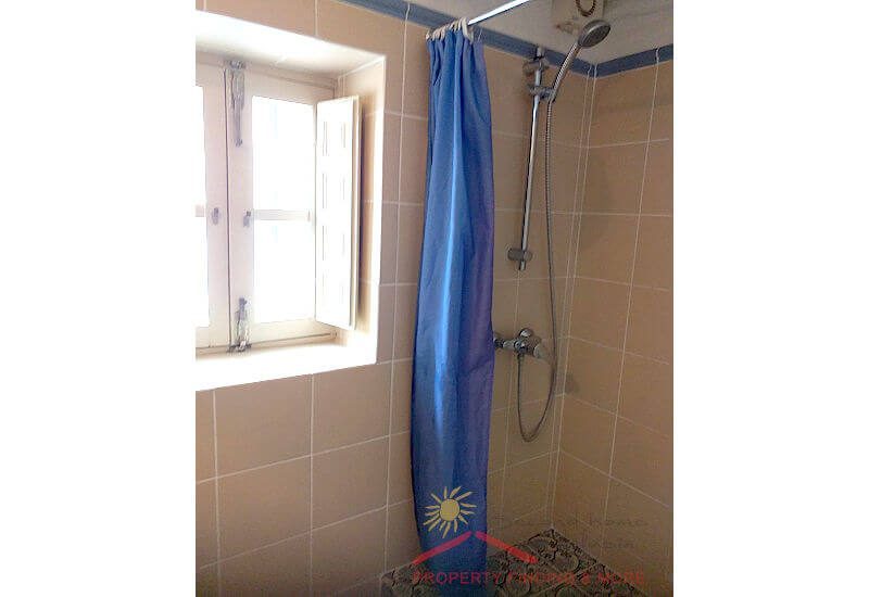 Badezimmer mit Dusche hat ein eigenes Fenster
