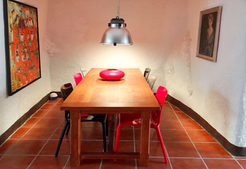 Esszimmer mit großem Tisch in einem spanischen Stadthaus
