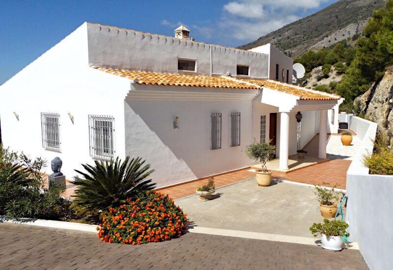 In the back of the house is the entrance of the villa Casa Sierra