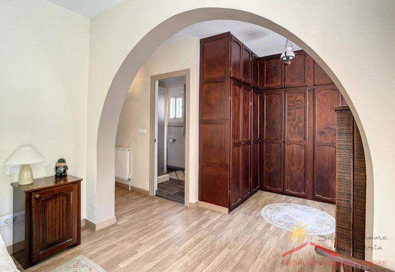 ein großer Holzschrank ist in das Hauptschlafzimmer integriert