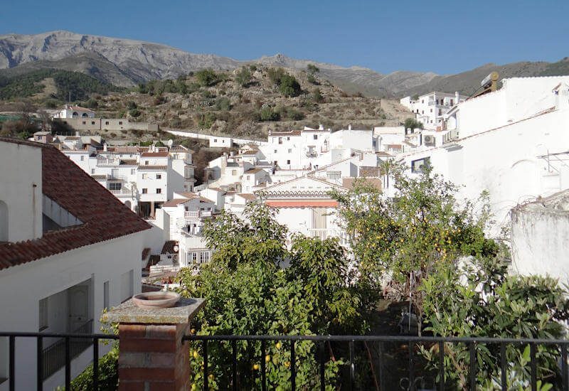 Blick von der Terrasse auf das weiße andalusische Dorf Sedella 