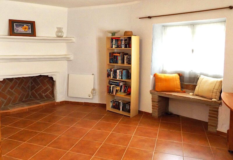 Slaapkamer met open haard, groot raam en veel ruimte