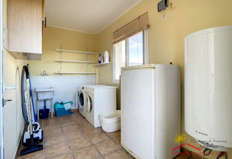 große Waschküche für Waschmaschine, Trockner, extra Kühlschrank und Warmwasserbereiter