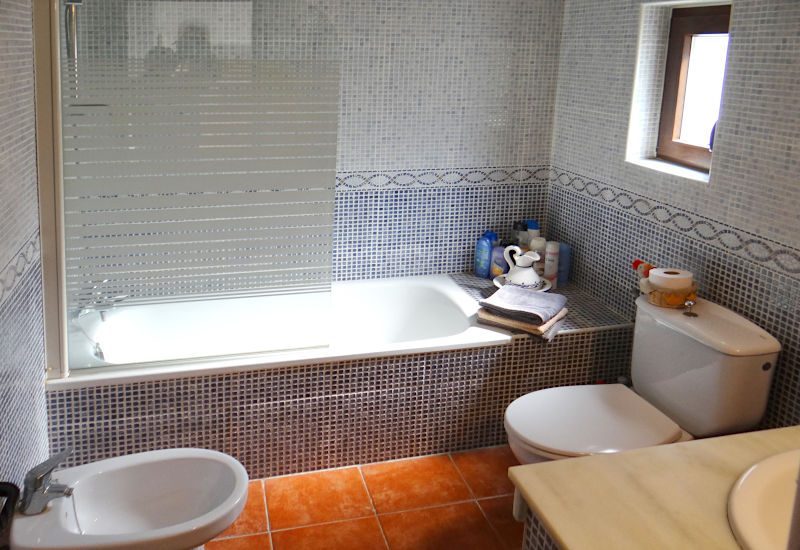 Ensuite bathroom for bedroom A with bathtub