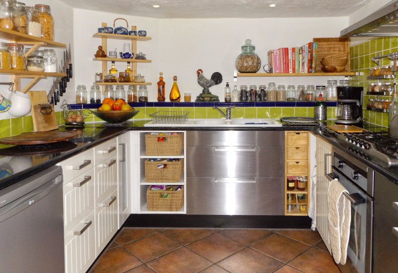 Volledig ingerichte keuken met veel laden.