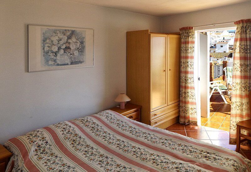 Hauptschlafzimmer mit Kleiderschrank und Kingsize-Bett