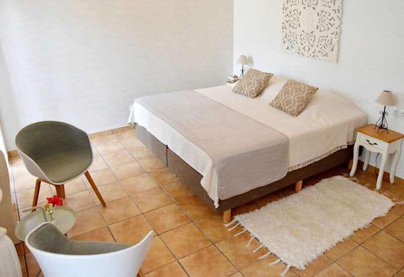 Das Terrassenzimmer ist hell und hat ein Doppelbett