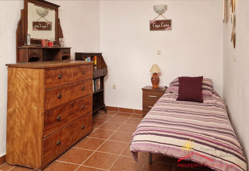 kleine slaapkamer 1 met een eenpersoonsbed en een dressoir