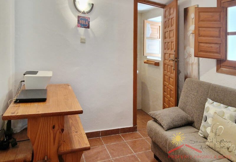 een kleine kamer die wordt gebruikt als kantoor kan ook een slaapkamer zijn