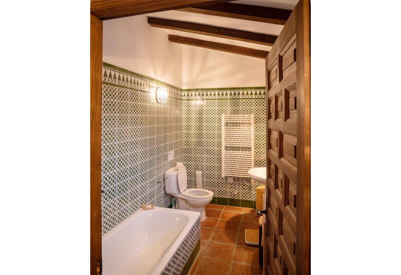 Bathroom A has a bathtub, toilet and washbasin and is equipped with an electric heater 