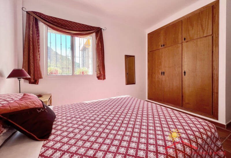 Lichte gastenkamer 1 met ingebouwde kledingkast en tweepersoonsbed