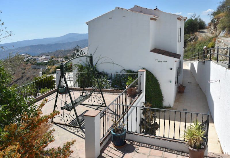 Uitzicht op Villa Angela met terrassen en uitzicht op het huis

