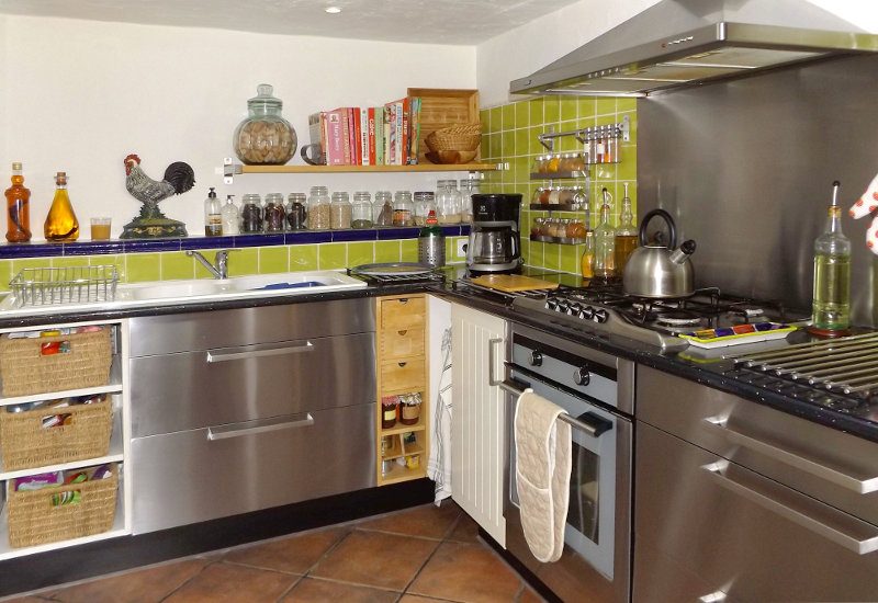 Modern volledig ingericht herenhuis keuken.