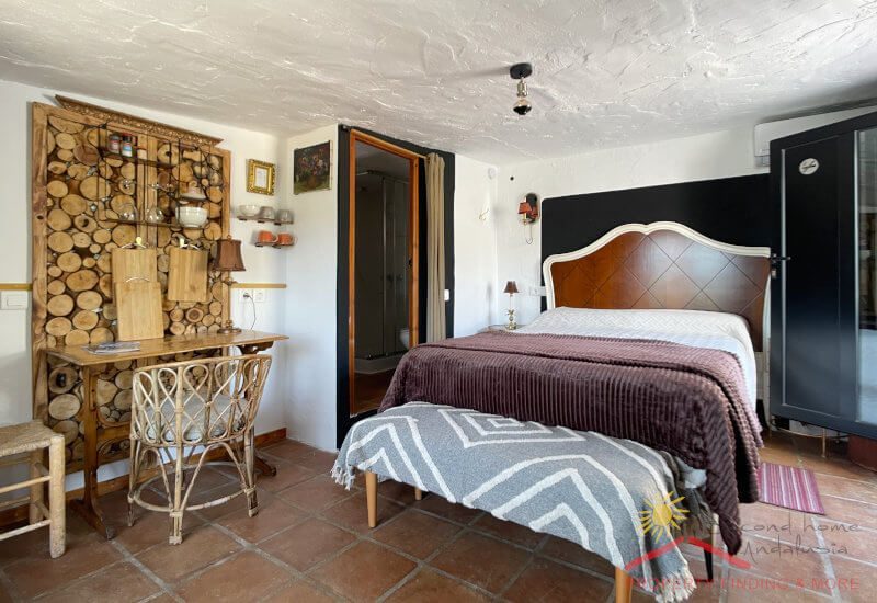De slaapkamer op de bovenverdieping met tweepersoonsbed en kledingkast