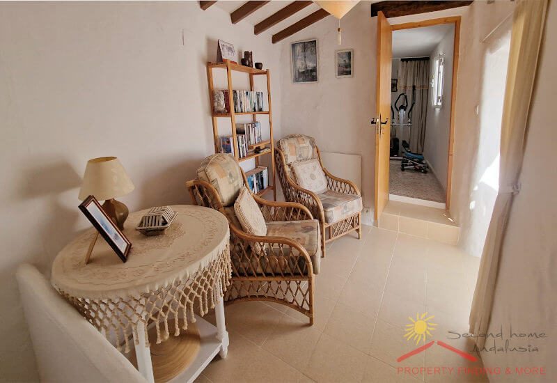 Serre op de bovenverdieping met openslaande deuren en originele balken aan het plafond