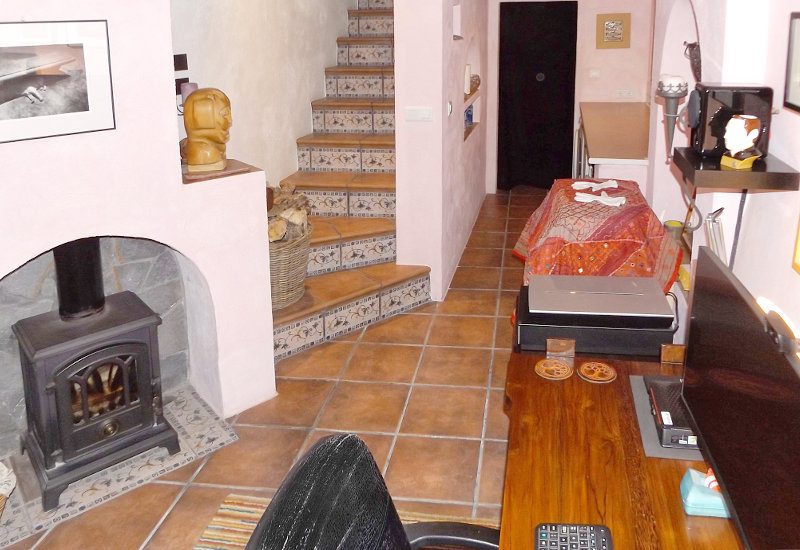 De studio heeft een schoorsteen met houtkachel.