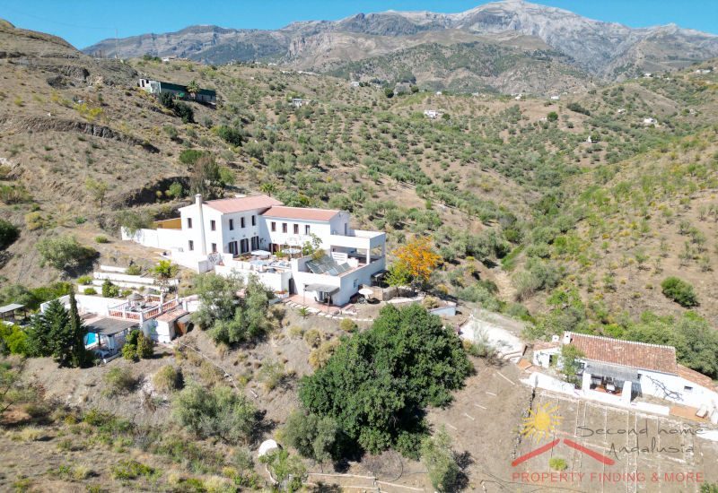 Cortijo la Zapatera liegt in der Hügellandschaft der Axarquía mit der Maroma im Hintergrund