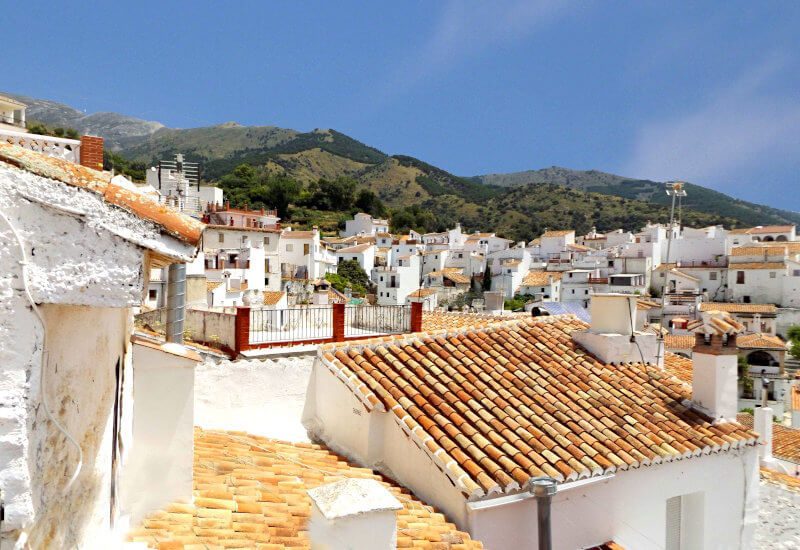 Blick über das alte Dorf Sedella mit typisch andalusischen Dächern.