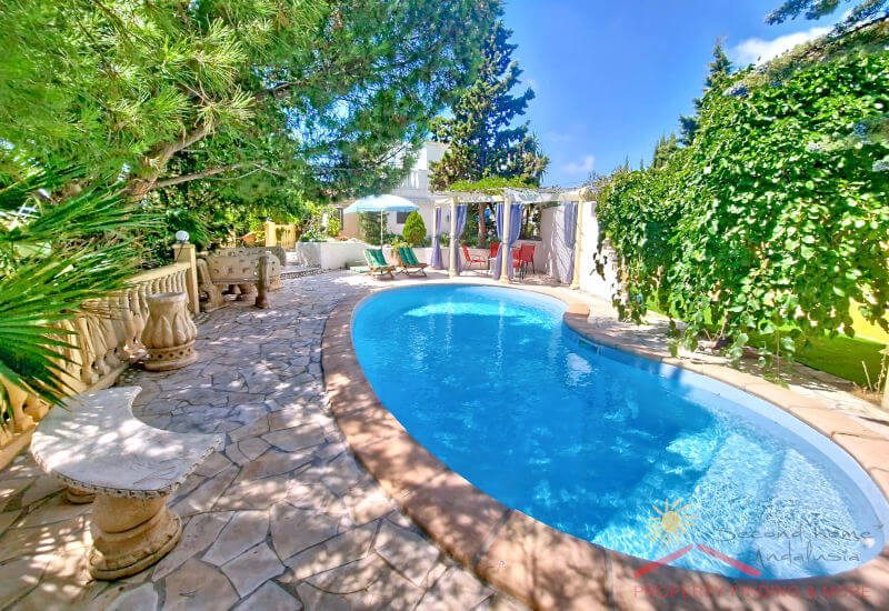 Pool und Terrasse mit Sitzecke