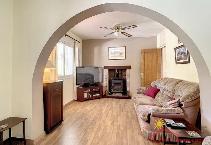 eine Wohnzimmer mit TV-Ecke neben dem Kamin