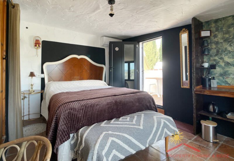 Bovenslaapkamer met veel ruimte en tweepersoonsbed