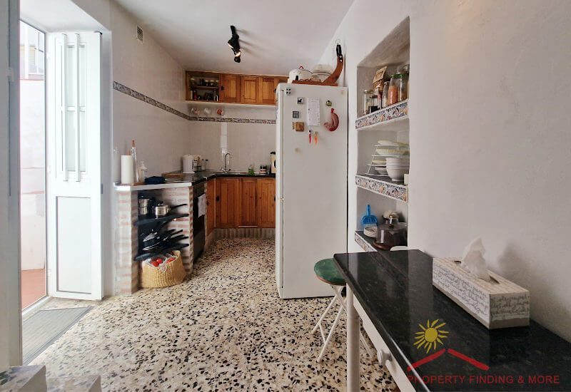 Keuken en hal met een openslaande deur naar de patio