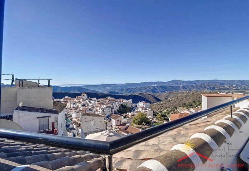 Blick von der Dachterrasse über Canillas de Aceituno und die Axarquía