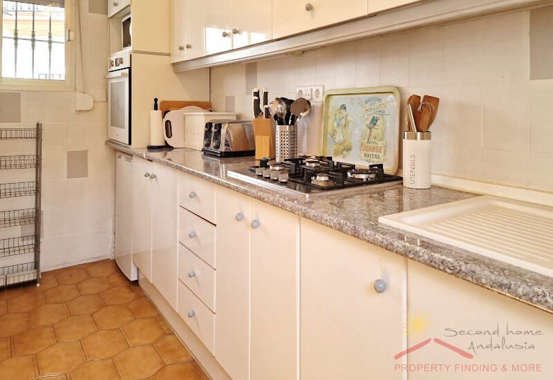 Compleet ingerichte moderne keuken in roomwit
