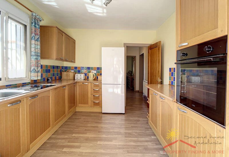 Große Küche mit viel Speicherplatz und Arbeitsfläche