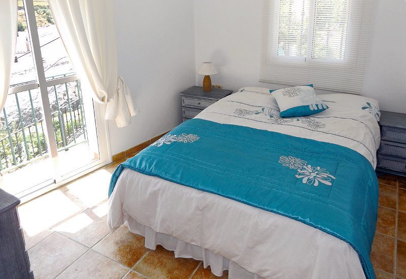 2nd bedroom with windows of Casa Montaña in Sedella
