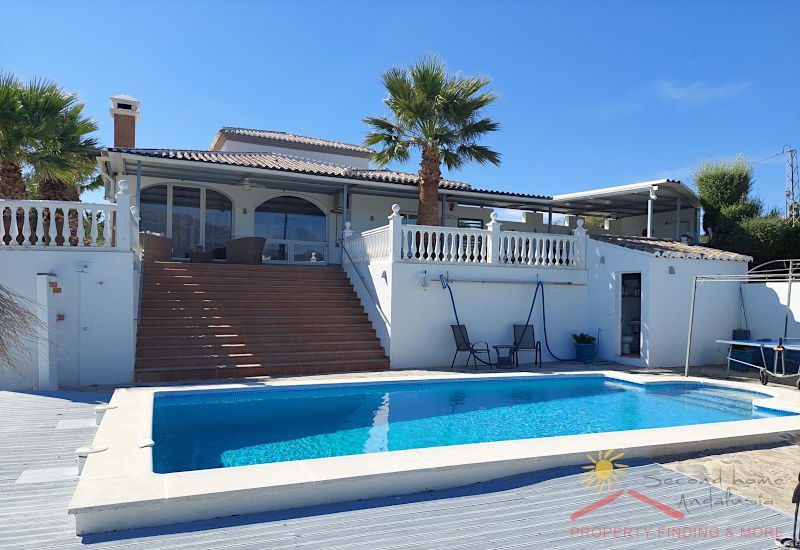 Pool und Poolterrasse und Treppe zum Haus und zur oberen Terrasse