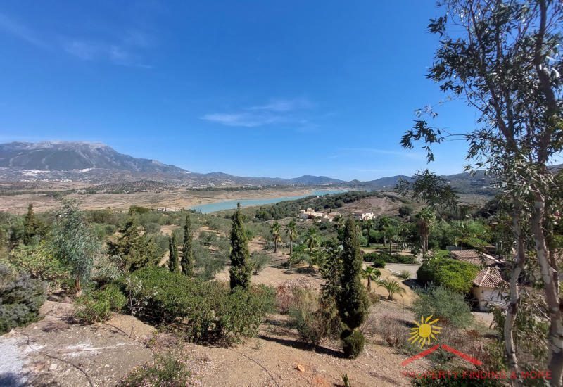 von der Terrasse aus hat man einen fantastischen Blick auf den See und die Berge der Provinz Malaga