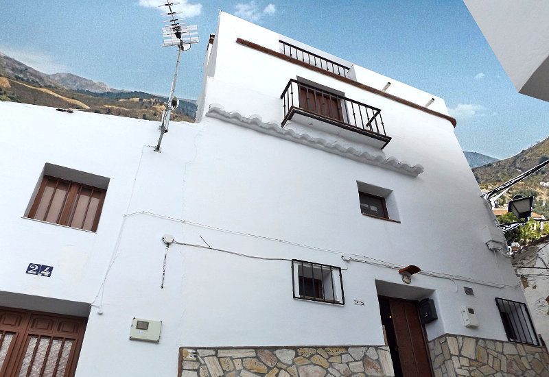 Vooraanzicht van Casa Nia in Salares in de regio Malaga