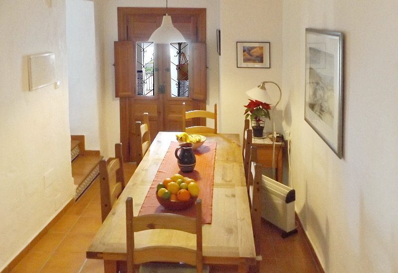 Diner met grote houten tafel in casa calle Viriato.