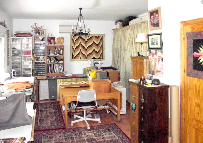 Studio met veel ruimte voor kledingkasten en bureaus