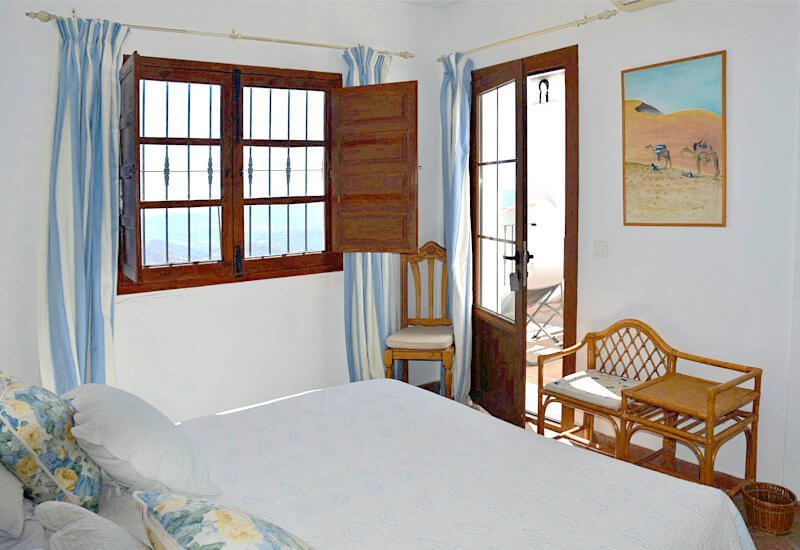 Schlafzimmer 1 mit Kingsize-Bett, Fenster und Balkontür