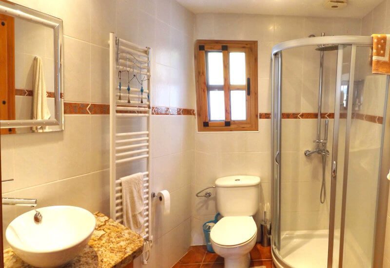 de badkamer A beneden heeft voldoende ruimte en is voorzien van een toilet, douche en wastafel.