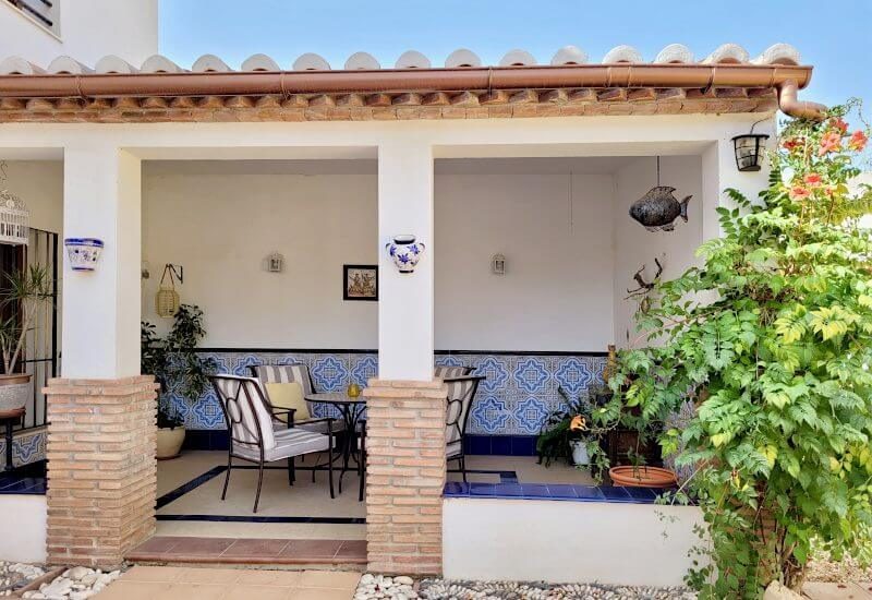 A second lounge to relax within courtyard